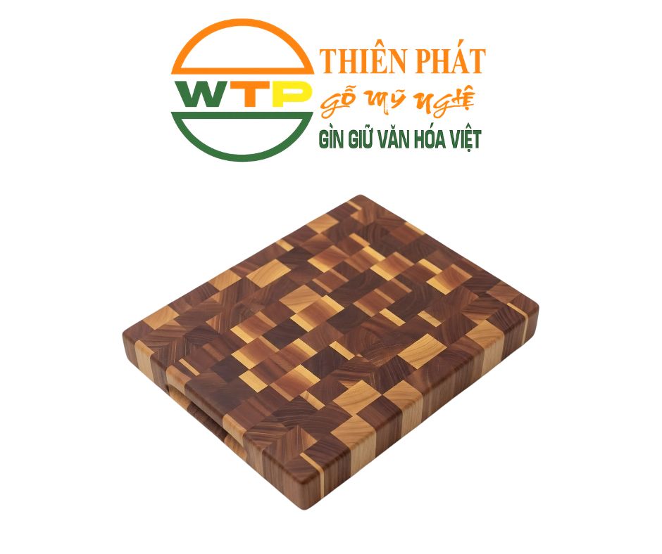 thớt được làm từ gỗ xà cừ ghép giúp thớt có độ cứng vừa phải, không làm mòn dao và đảm bảo an toàn cho thực phẩm.