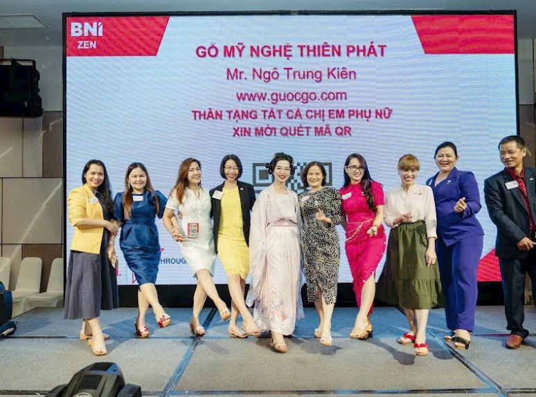 Guocgo.com tham dự sự kiện, tặng quà tất cả các chị em phụ nữ